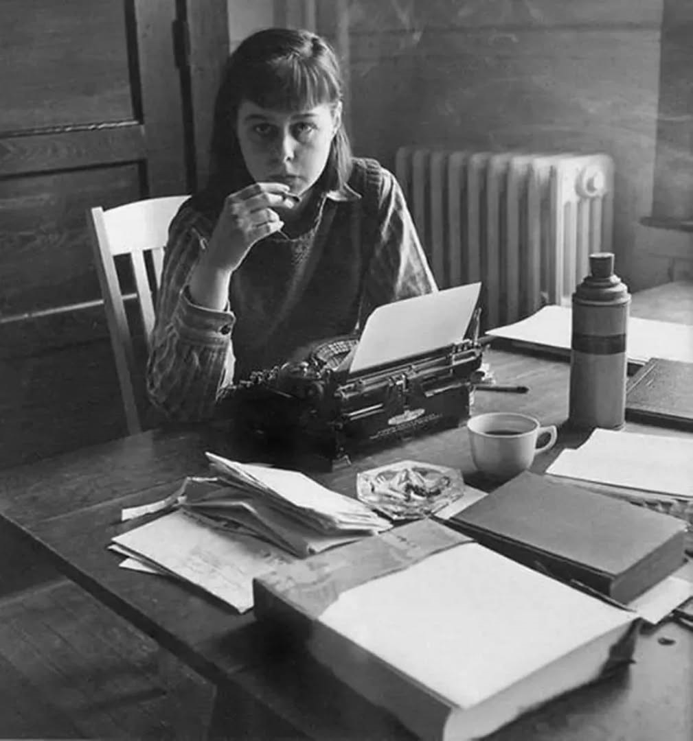 Retrato de Carson McCullers escribiendo